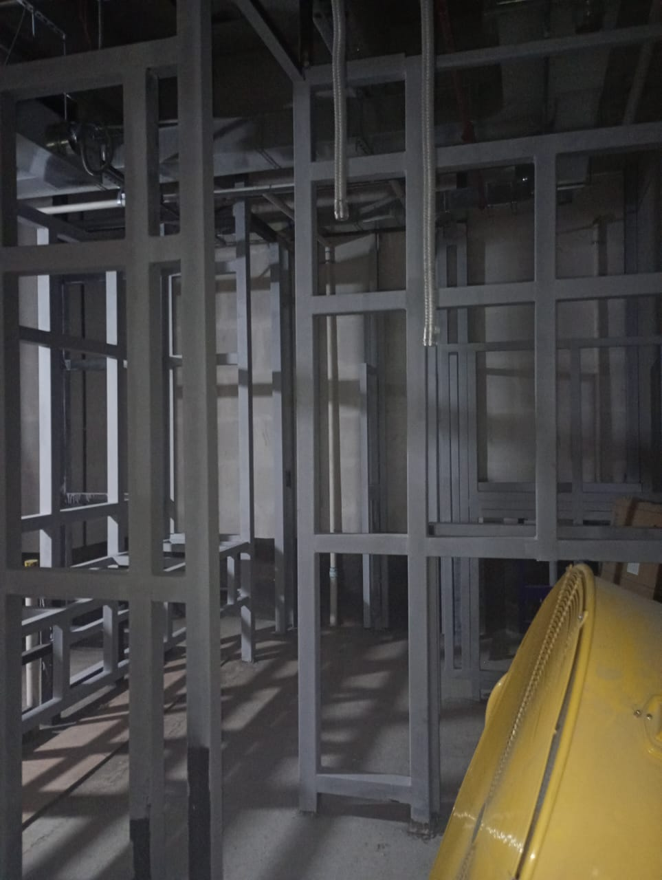 Estructura metálica interior en proceso de montaje